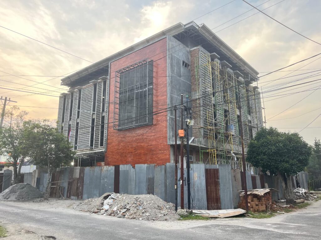 Rumah tinggal dua lantai karya Azmi Arsitek di Medan